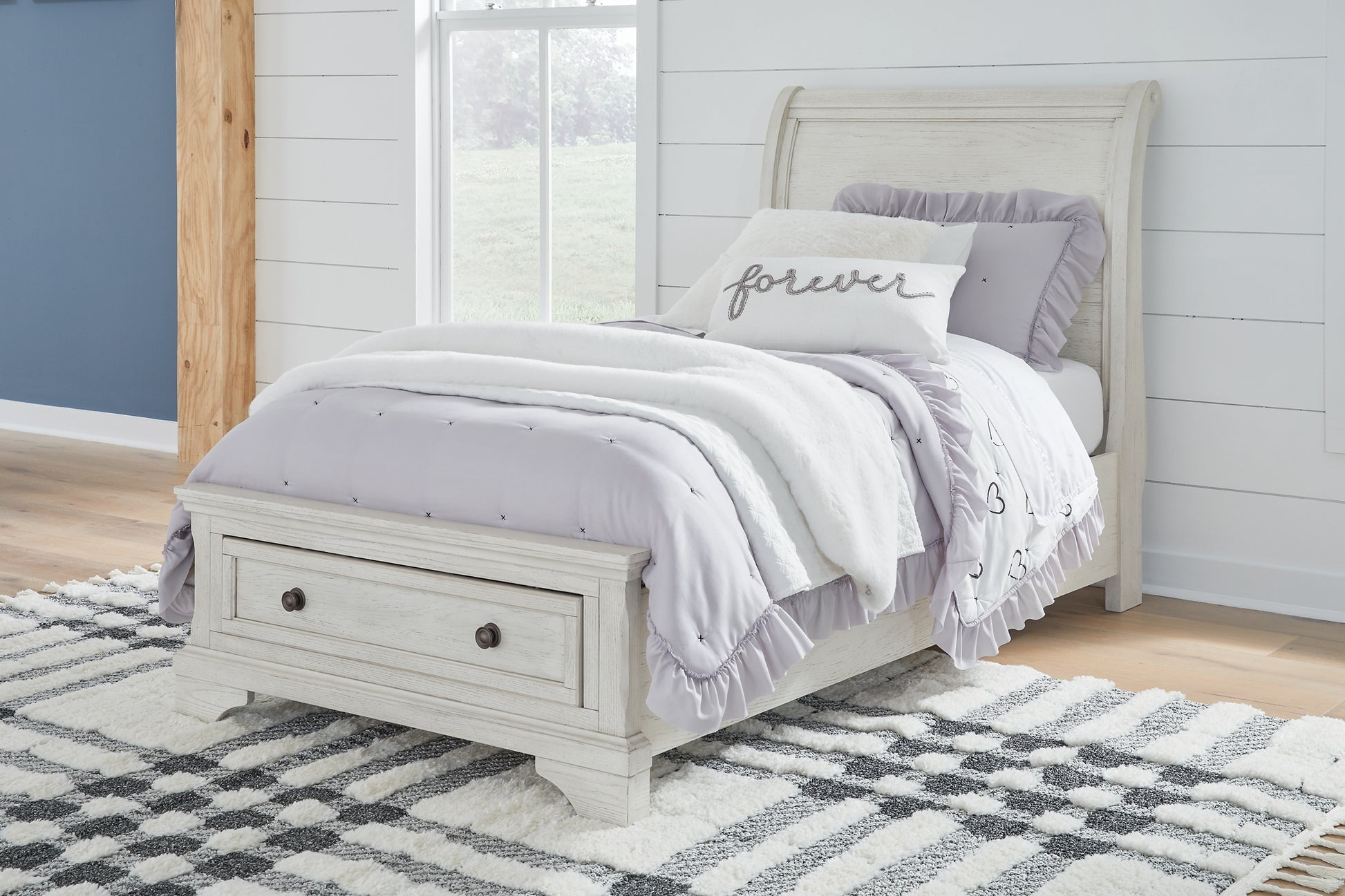 Robbinsdale White Queen Panel Bedroom Set