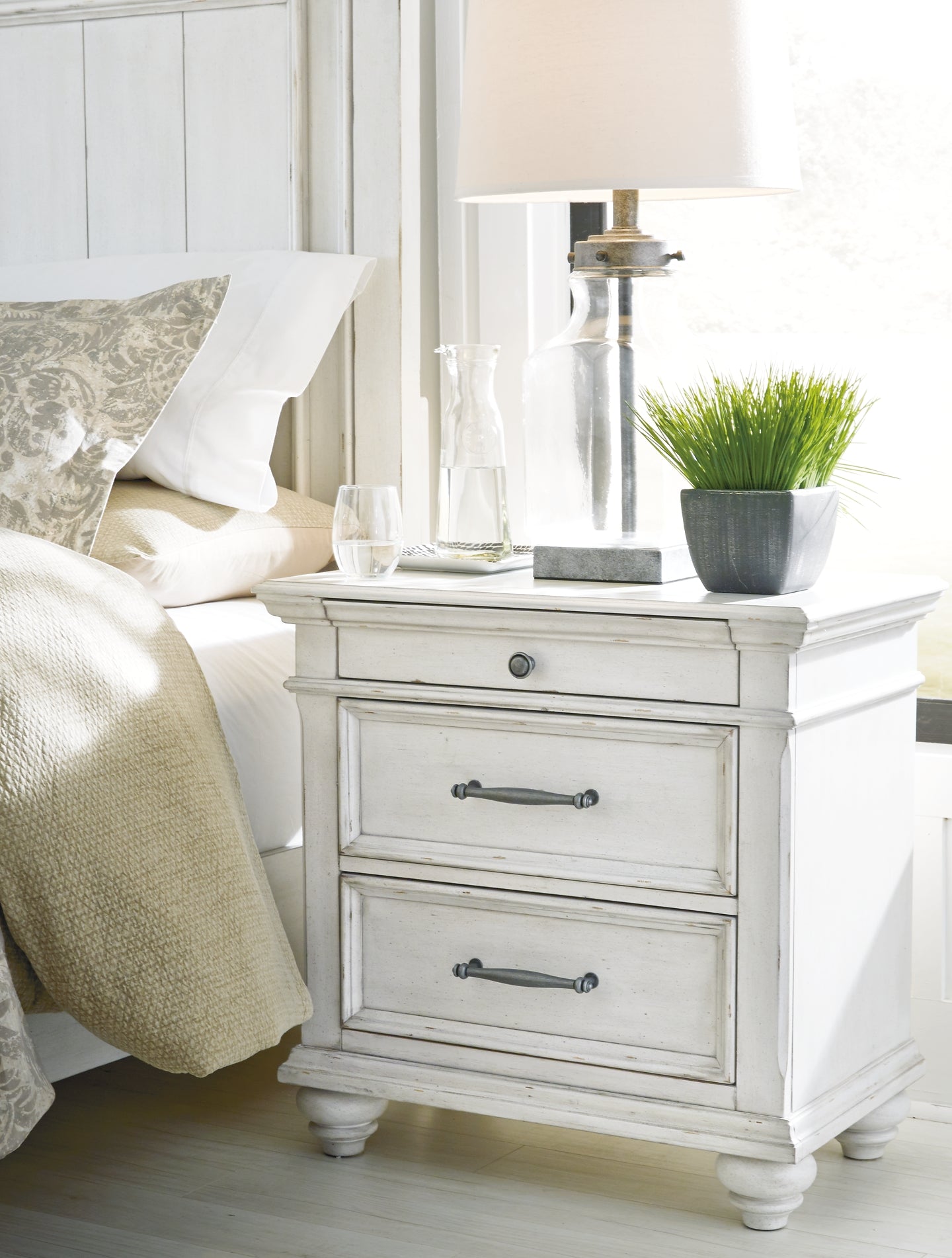 Kanwyn Three Drawer Night Stand – Economy Furniture